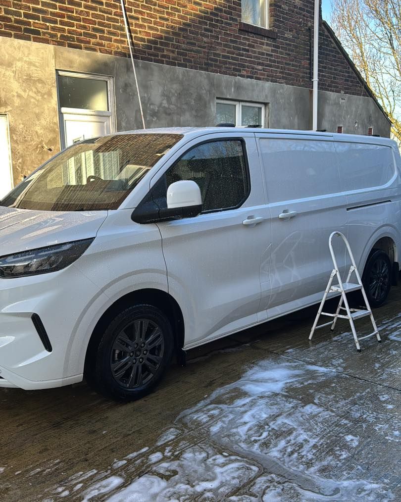 Ford Transit Custom white exterior detailed